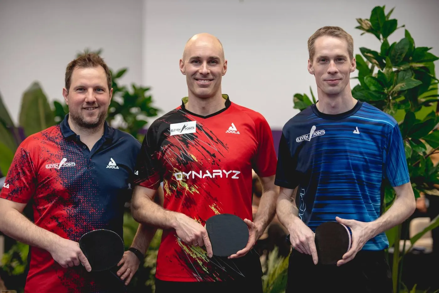 Die SpinCity-Gründer René Sabin, Daniel Habesohn und Dominik Habesohn mit Schlägern in der Halle