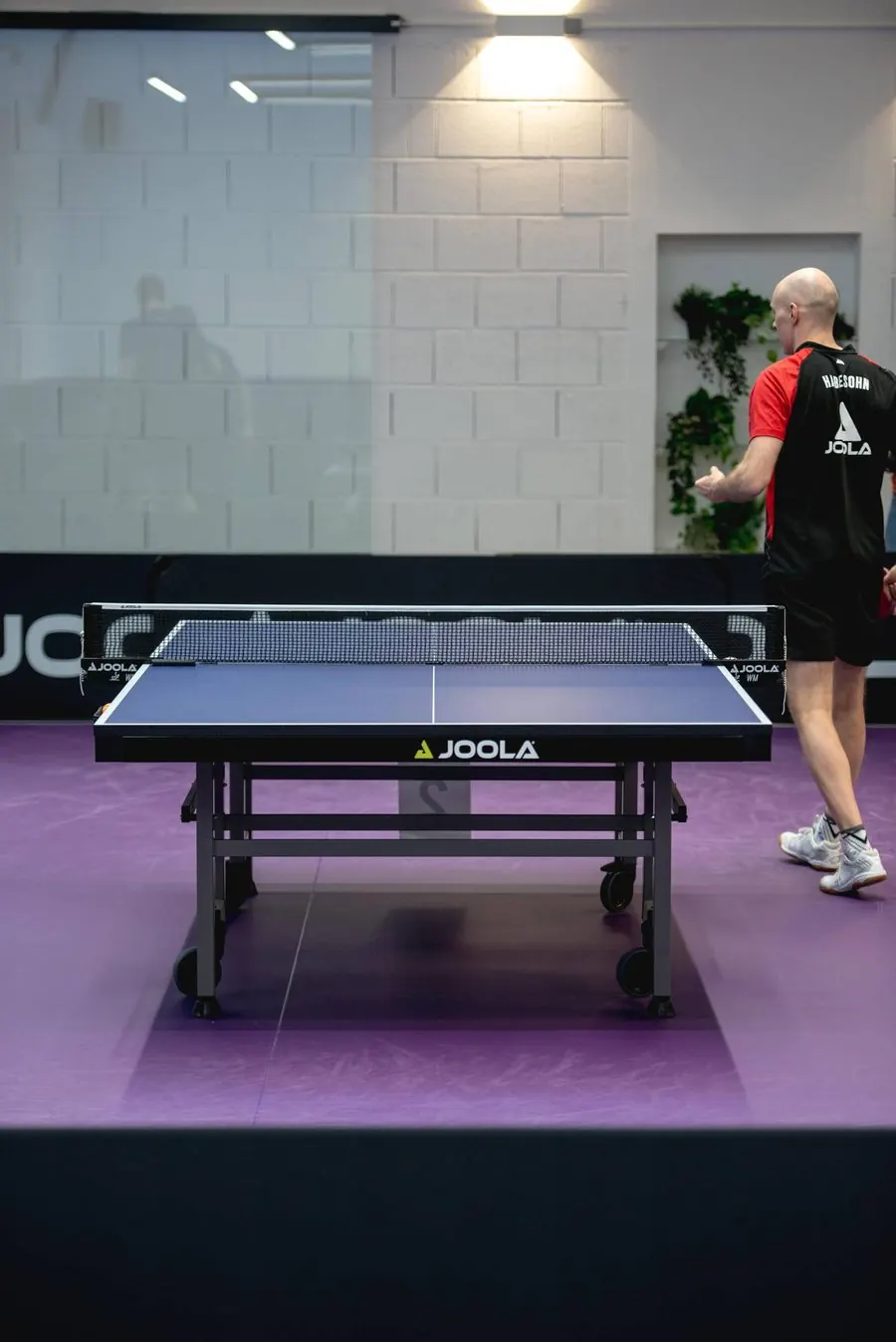 Tischtennistisch auf violettem Boden in der SpinCity Halle