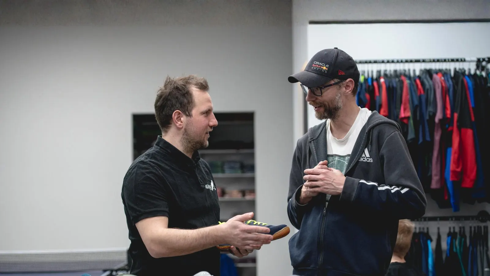 Advice at the Eleven Points shop: a staff member shows a customer a table tennis shoe